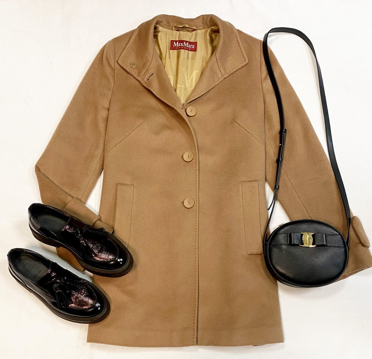 Пальто Max Mara размер 42 цена 15 385 руб
Лоферы Brunello Cucinelli размер 37 цена 38 463 руб
Сумка Salvatore Ferragamo 
