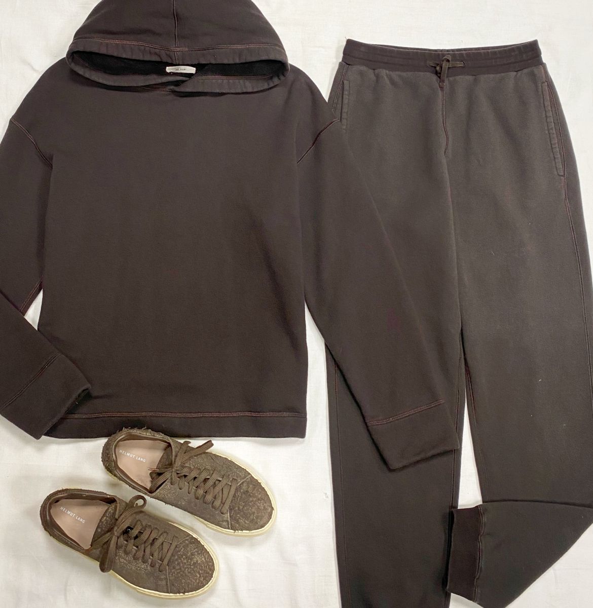 Костюм The Row размер XS цена 46 965 руб 
Кеды Helmut Lang размер 40 цена 10 959 руб 