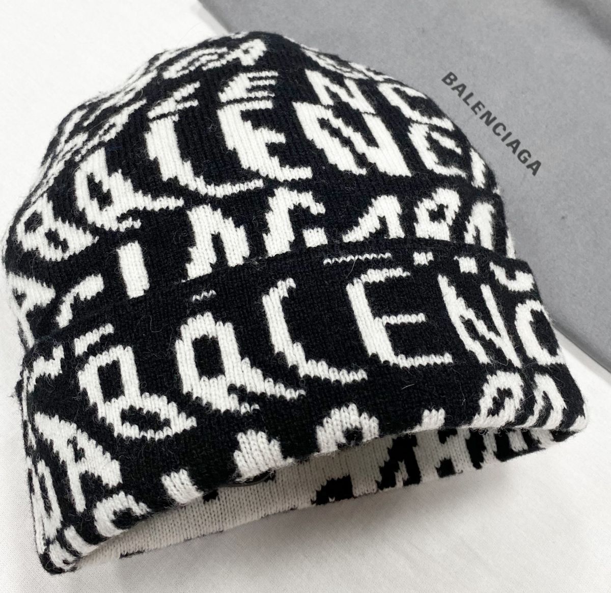 Шапка Balenciaga размер S цена 12 524 руб