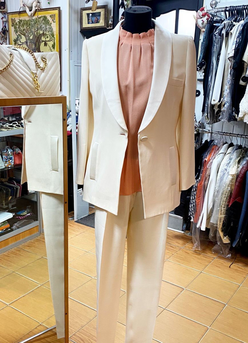 Костюм Giorgio Armani размер 42 цена 23 483 руб
Топ Giorgio Armani размер 44 цена 7 828 руб