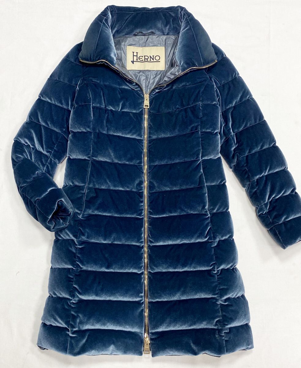 Пуховик/ бархат/ Herno размер 42 цена 31 310 руб
Ботинки Stuart Weitzman размер 37 цена 14 090 руб
Сумка Botte Veneta 