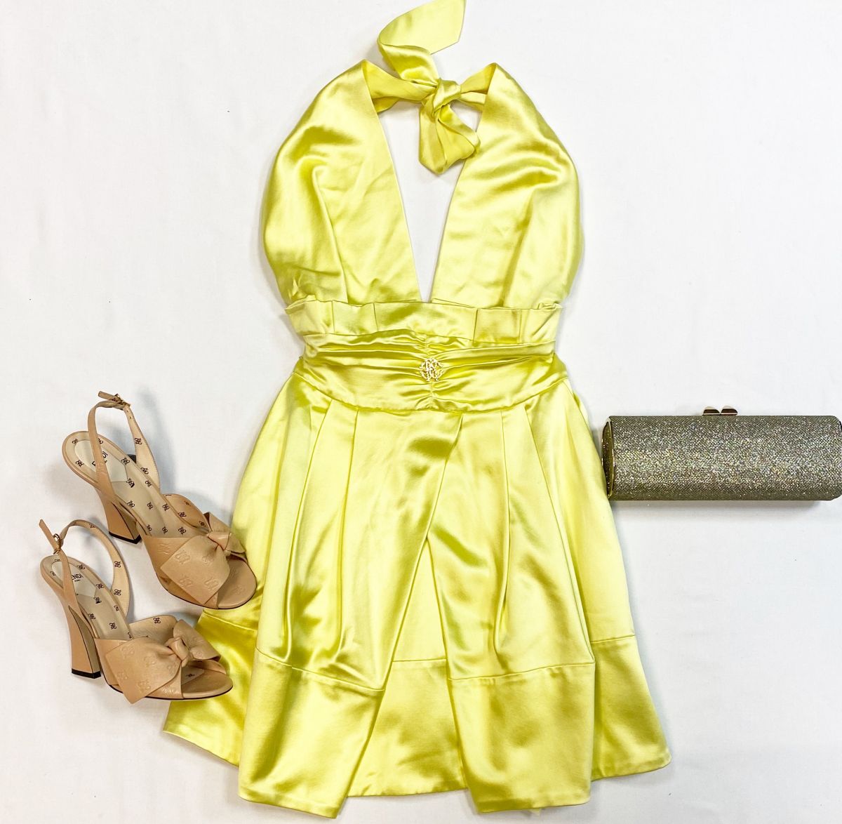 Платье Roberto Cavalli размер 40 цена 7 693 руб
Босоножки Fendi размер 39 цена 15 385 руб
Клатч Jimmy Choo 