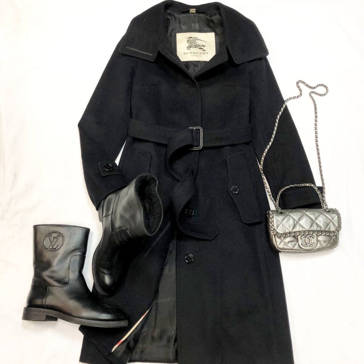 Пальто BURBERRY размер 36 цена 27 693 руб 
Ботинки LOUIS VUITTON размер 36.1/2 цена 15 385 руб 
Сумочка CHANEL