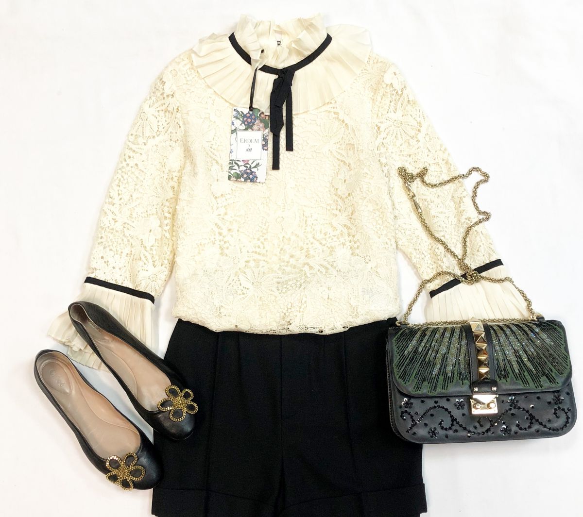 Шорты Saint Laurent размер 36 цена 10 770 рубБлузка Erdem размер 36 цена 4 616 руб/с биркой/ Балетки Chloe размер 40 цена 15 385 рубСумка Valentino