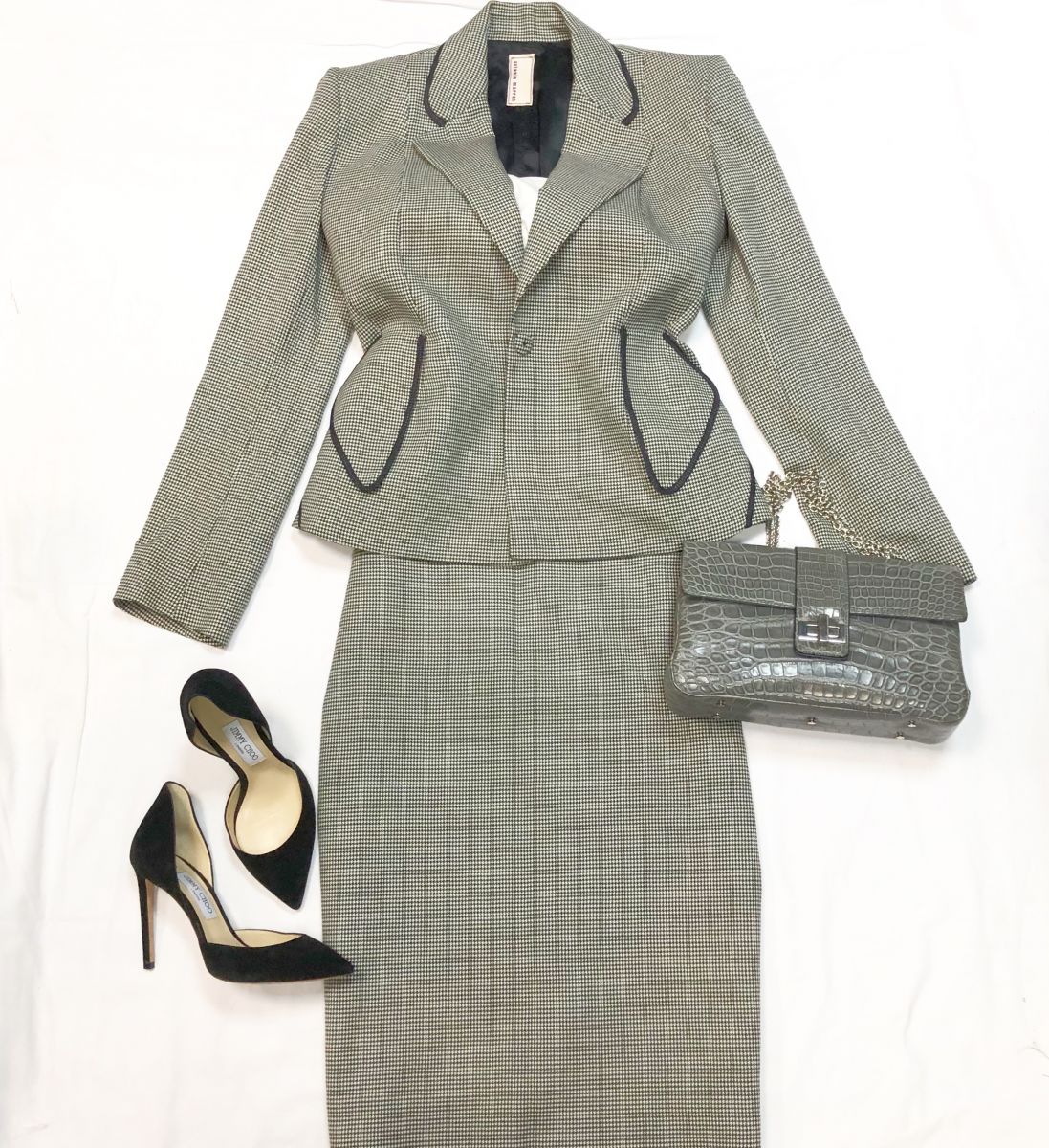 Костюм Antonio Marras размер 44 цена 7 693 руб 
Туфли JIMMY CHOO размер 39 цена 15 385 руб 
Сумка PARAMEGIANO