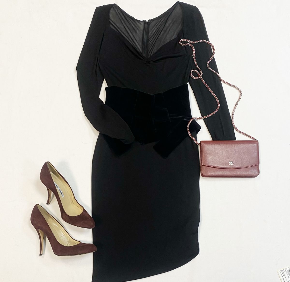 Платье Tom Ford размер 38 цена 23 078 рубТуфли Manolo Blahnik размер 38.5 цена 12 308 рубСумка Chanel