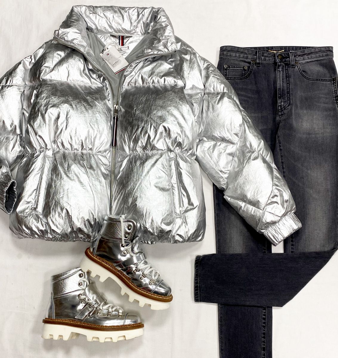 Пуховик Tommy Hilfiger размер XL цена 10 959 руб/ с биркой/ 
Джинсы Saint Laurent размер 25 цена 10 959 руб
Ботинки Moncler размер 38 цена 31 310 руб