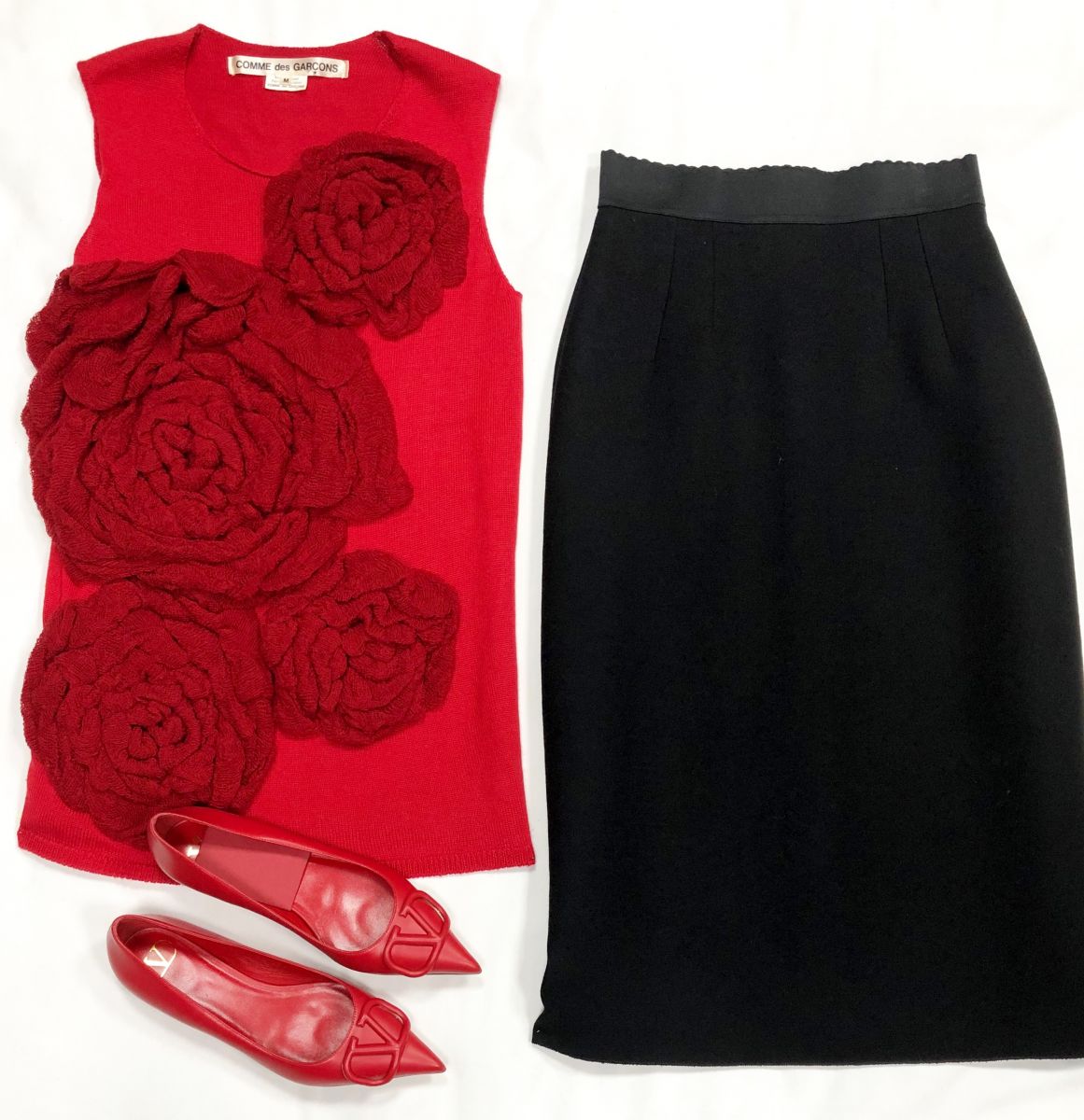 Топ  Comme DES Garçons размер M цена 9 393 руб
Юбка Dolce Gabbana размер 40 цена 15 655 руб
Балетки Valentino размер 38 цена 31 310 руб