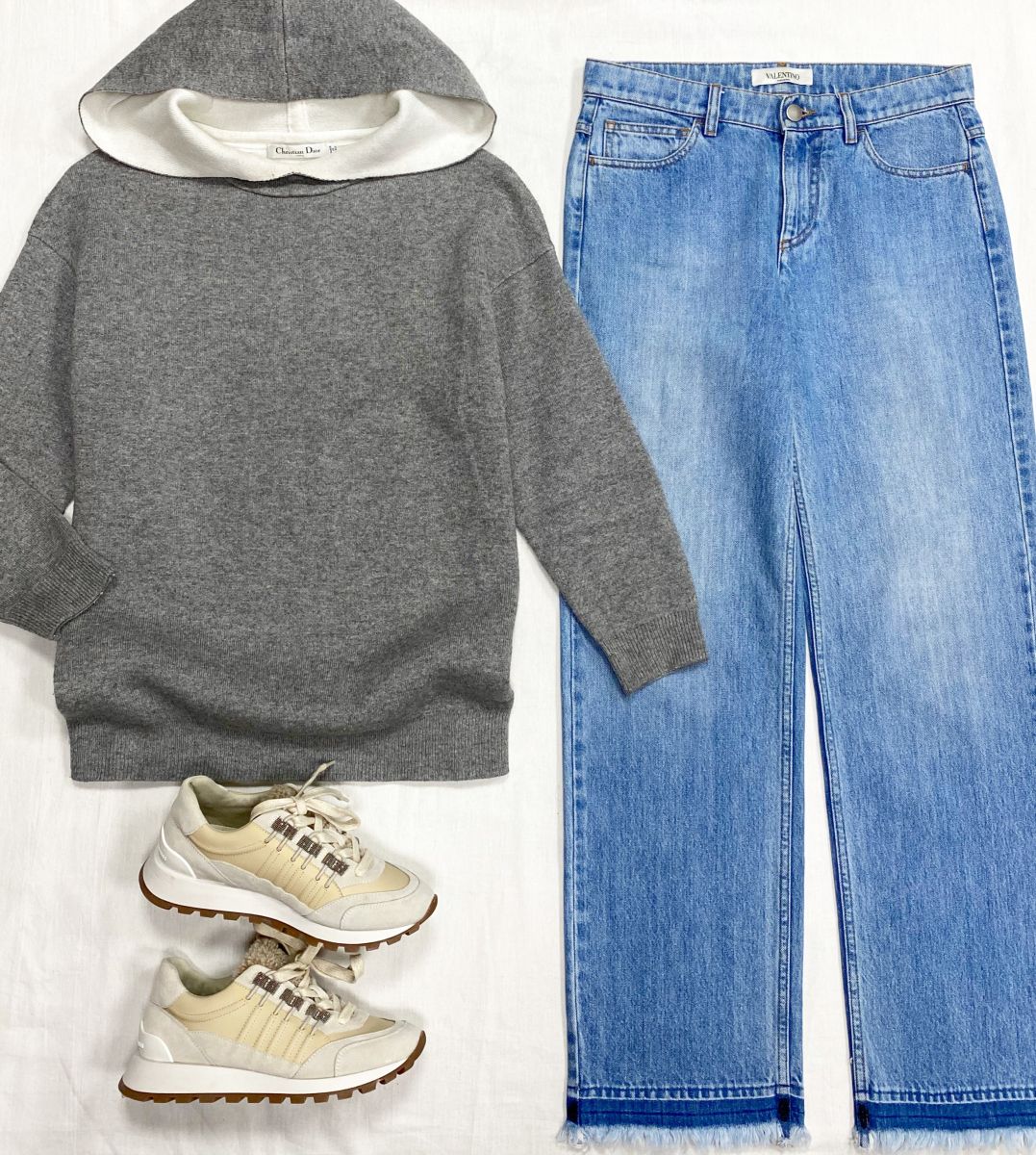 Толстовка Christian Dior размер 40 цена 31 310 руб
Джинсы Valentino размер 26 цена 15 655 руб 
Кроссовки Brunello Cucinelli размер 37.5 цена 54 793 руб