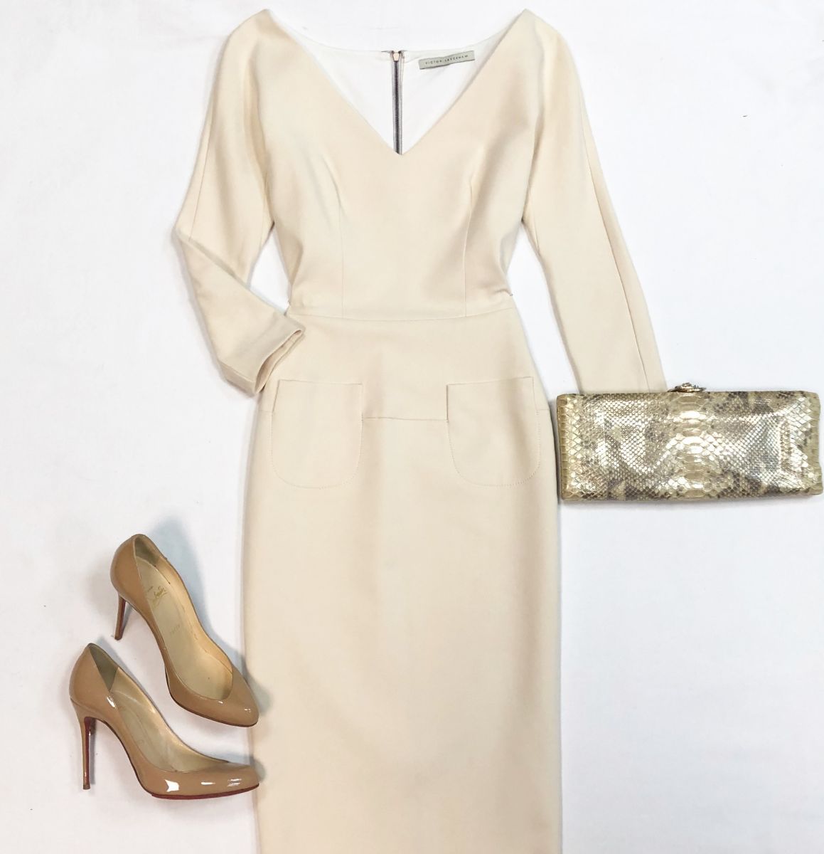 Платье Victoria Beckham размер 38 цена 23 078 рубТуфли Louboutin размер 38 цена 12 308 рубКлатч Chanel