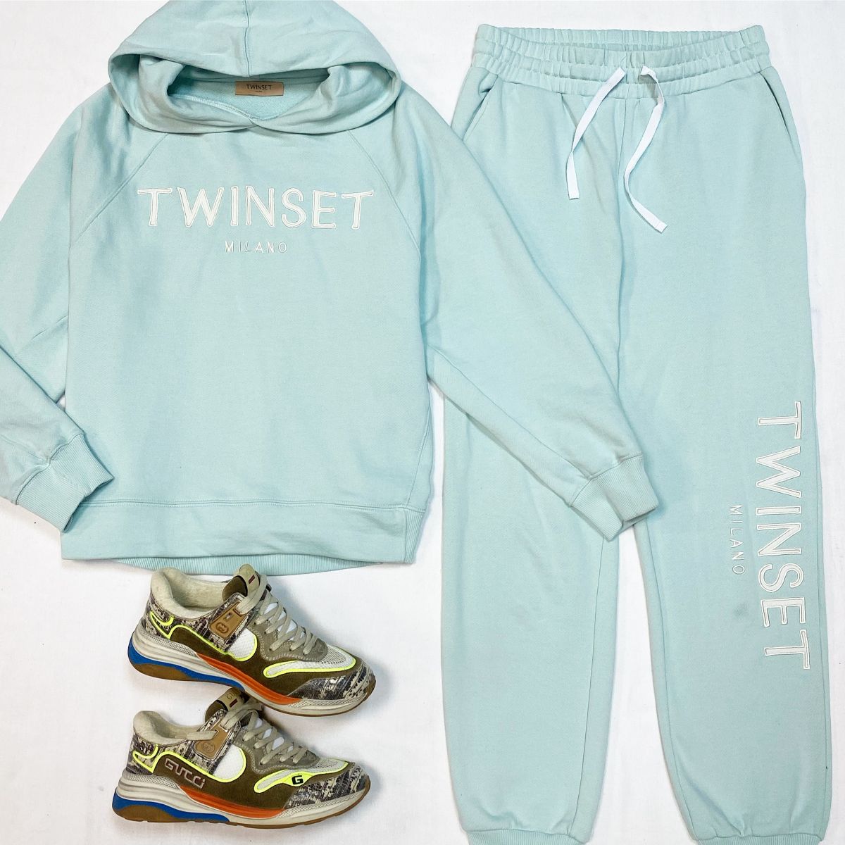 Костюм Twinset размер S цена 7 693 руб 
Кроссовки Gucci размер 37 цена 23 078 руб