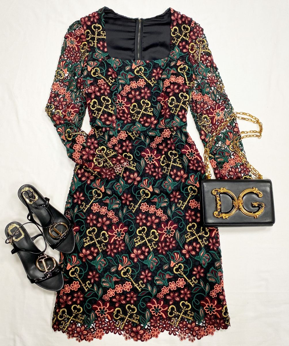 Платье / кружево / Dolce Gabbana размер 42 цена 23 483 руб 
Босоножки Christian Dior размер 37 цена 15 655 руб 
Сумка Dolce Gabbana
