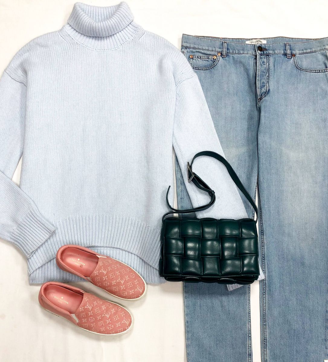 Свитер Celine размер S цена 39 138 руб
Джинсы размер 46 цена 15 655 руб
Лоферы Louis Vuitton размер 39 цена 31 310 руб
Сумка Bottega Veneta