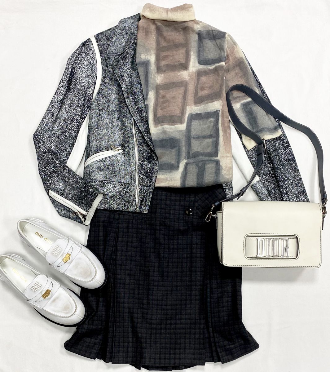Куртка Philip Lim размер 6 цена 12 308 руб
Кофта размер 40 цена 3 077 руб
Юбка Sport Max размер 40 цена 4 616 руб
Лоферы Miu Miu размер 39 цена 76 925 руб
Сумка Christian Dior 