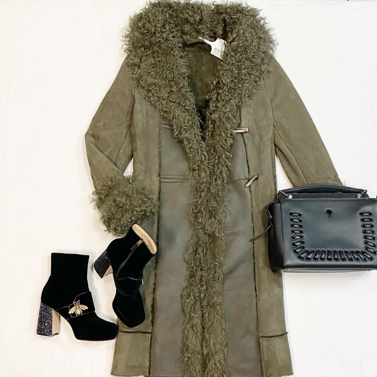 Дублёнка/мех овчины/ Shearling размер 46 цена 53 847 рубБотильоны Gucci размер 38 цена 38 463 рубСумка Fendi