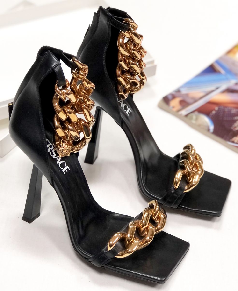 Босоножки Versace размер 39 цена 23 483 руб


