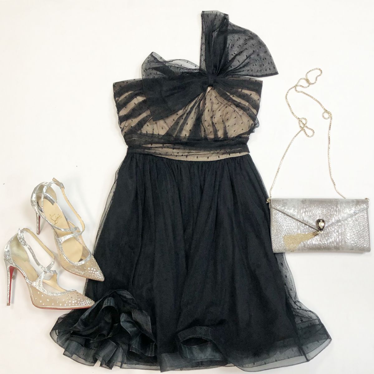Платье Red Valentino размер 42 цена 9 231 рубТуфли Louboutin размер 39 цена 18 462 рубКлатч Bulgari