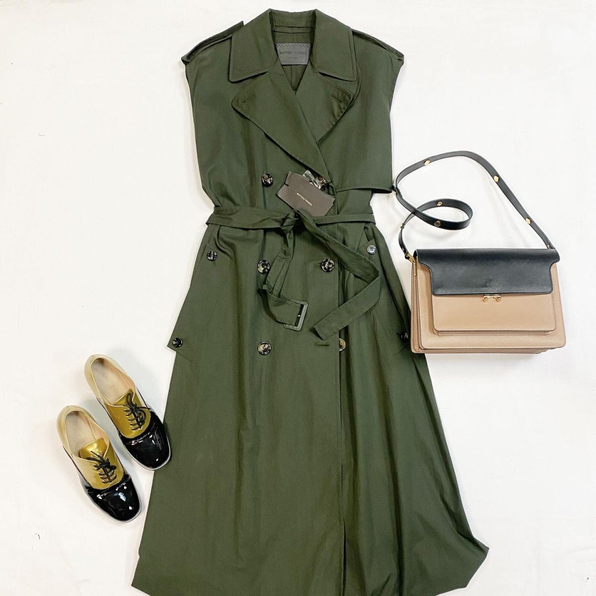 Плащ Bottega Veneta размер 38 цена 30 770 руб/с биркой/ Ботинки Chanel размер 38.5 цена 27 693 рубСумка Marni
