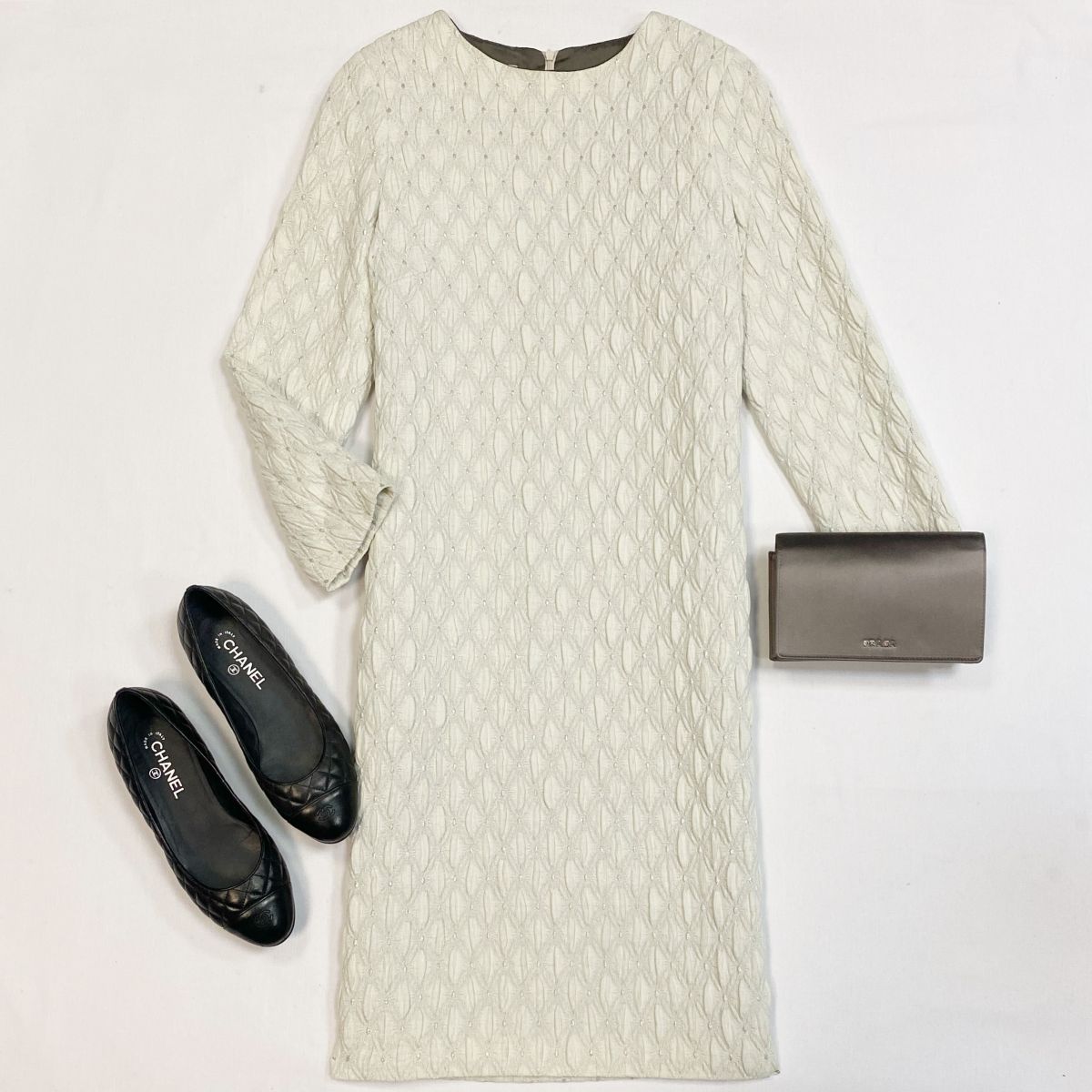 Платье Dries Van Noten размер 38 цена 12 308 рубБалетки Chanel размер 39.5 цена 23 078 рубСумка Prada