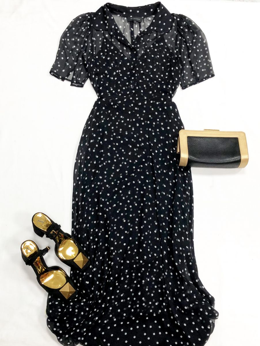 Платье Lee Mathews размер 2 цена 23 483 руб
Босоножки Valentino размер 39 цена 70 448 руб
Клатч Chanel