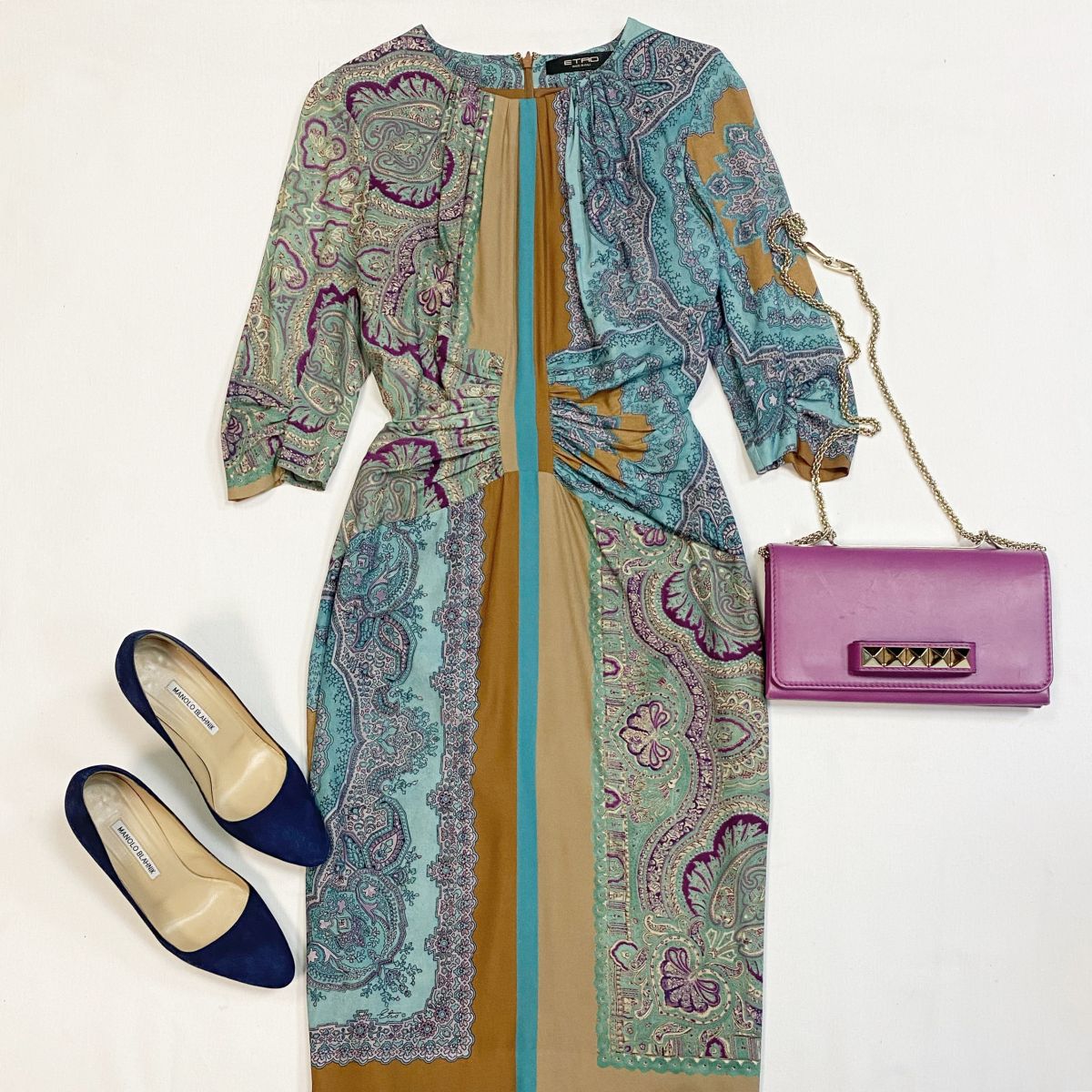 Платье Etro размер 42 цена 12 308 рубТуфли Manolo Blahnik размер 38 цена 15 385 рубСумка Valentino