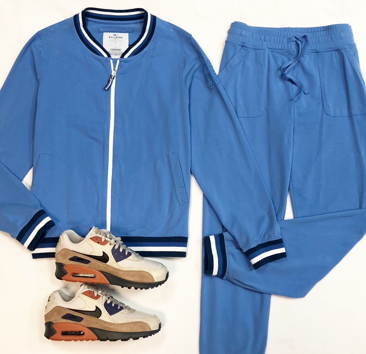Костюм размер XXL цена 7 693 рубКроссовки Nike размер 41 цена 4 616 руб