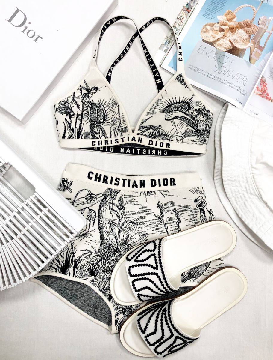 Купальник Christian Dior размер 38 цена 23 483 руб
Сабо LORO PIANA размер 39 цена 23 483 руб