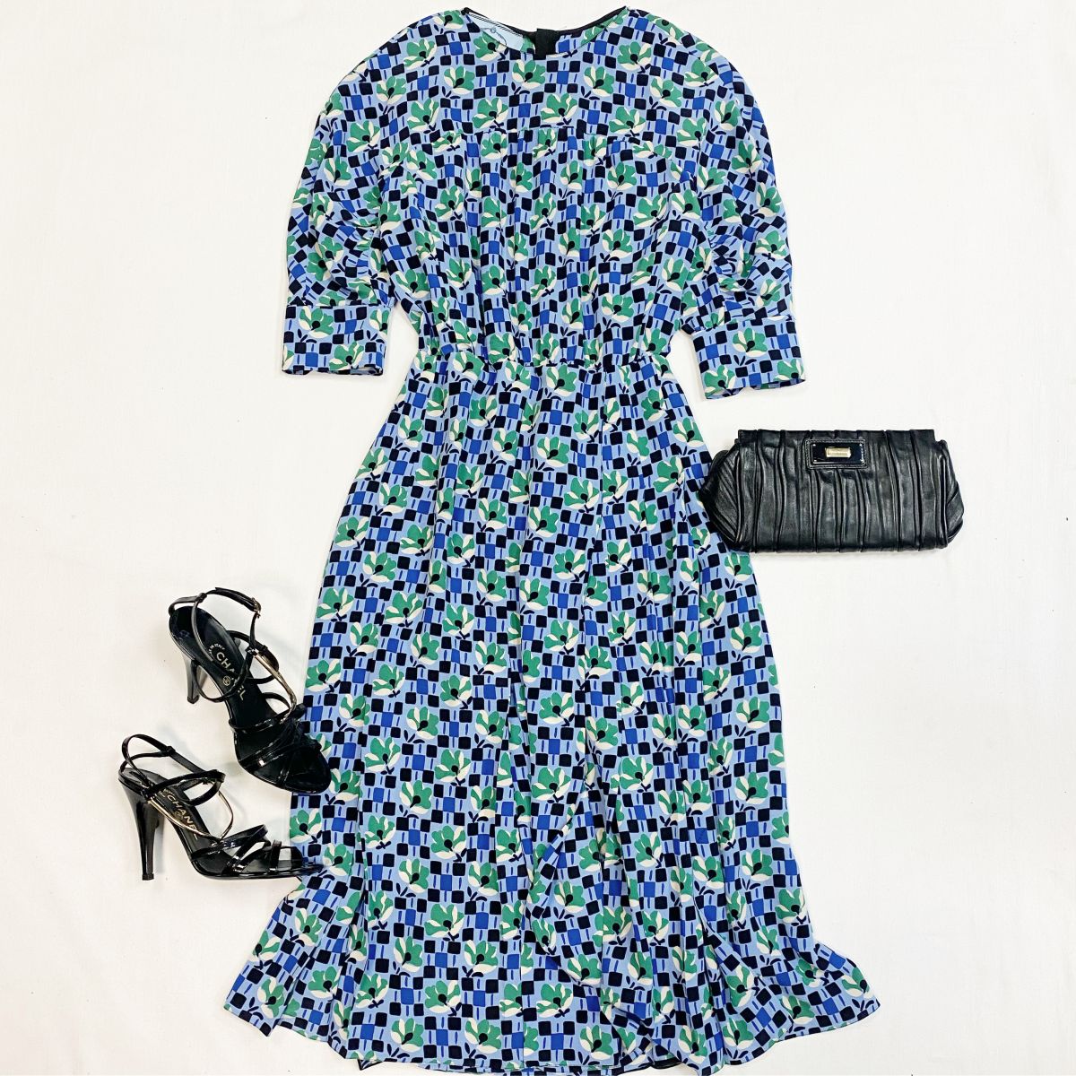 Платье Prada размер 42 цена 15 385 рубБосоножки Chanel размер 39 цена 13 847 рубСумка Armani