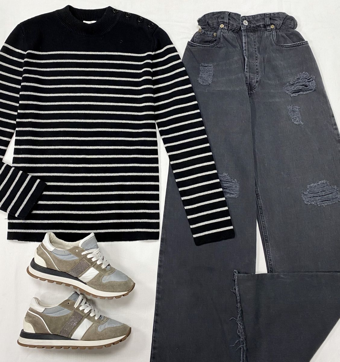 Джинсы Miu Miu размер 25 цена 23 483 руб 
Свитер  Saint Laurent размер L цена 10 959 руб 
Кроссовки Brunello Cucinelli размер 38 цена 26 614 руб