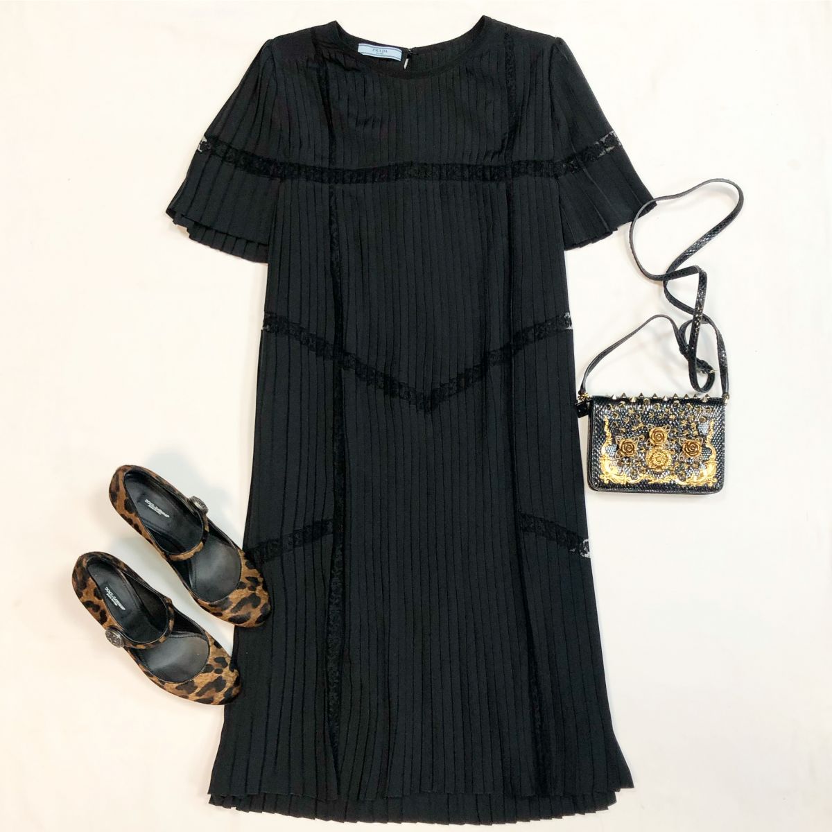 Платье Prada размер 40 цена 38 463 рубТуфли Dolce Gabbana размер 38.5 цена 23 078 рубСумка Dolce Gabbana