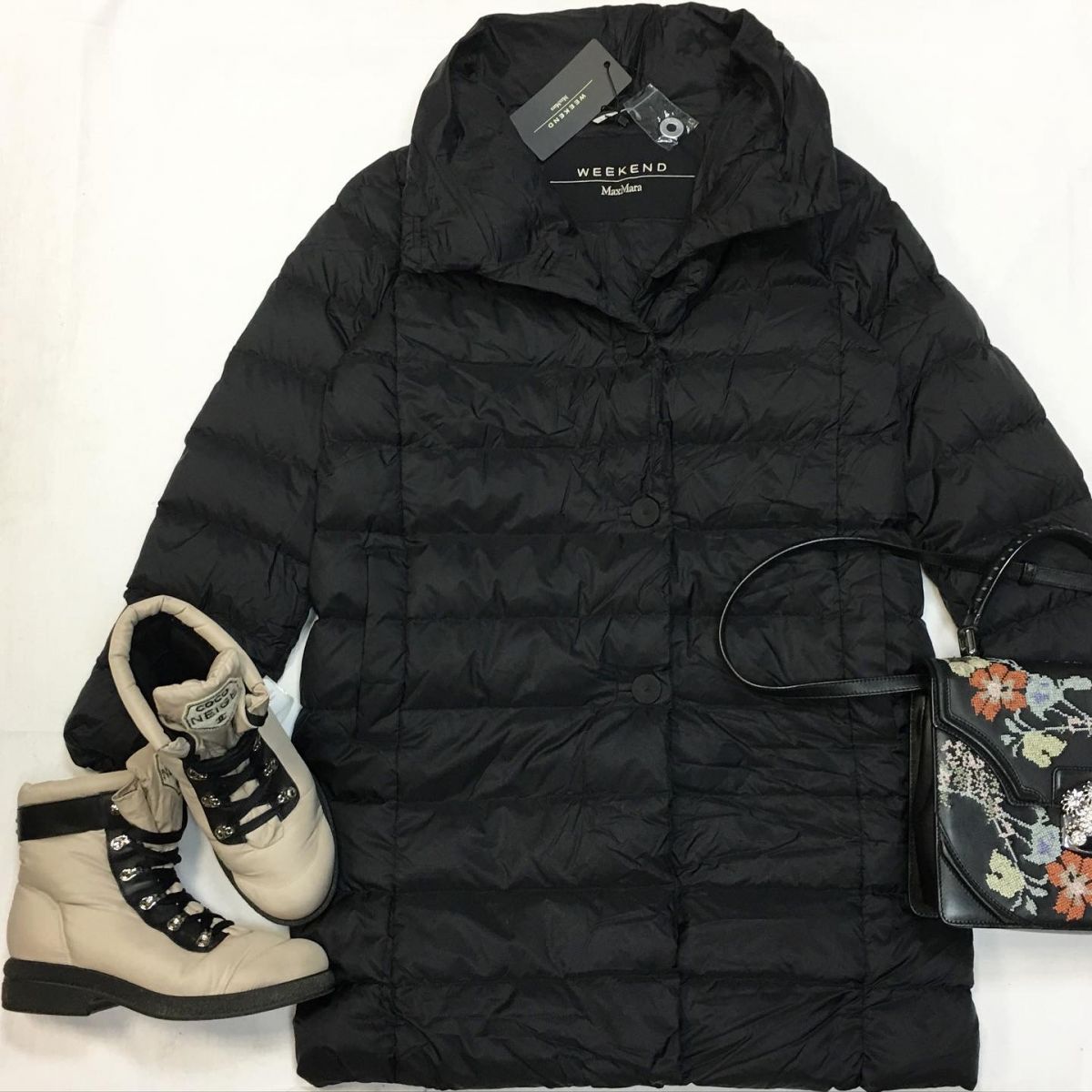 Пальто Weekend Max Mara  размер 46/48-50/ цена 16 924 руб /с ценником/ Ботинки Chanel  размер 38.5 цена 30 770 руб Сумка Amcqueen 