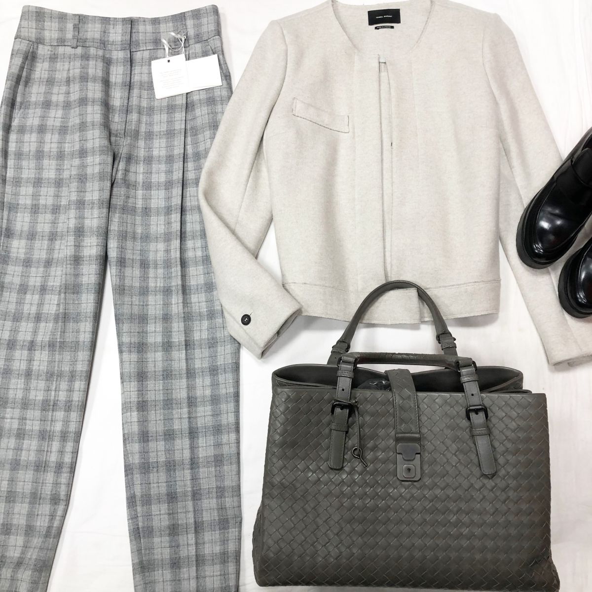 Куртка ISABEL MARANT размер S цена 15 385 руб 
Брюки размер M цена 15 385 руб /новые с ценником / 
Сумка BOTTEGA VENETA