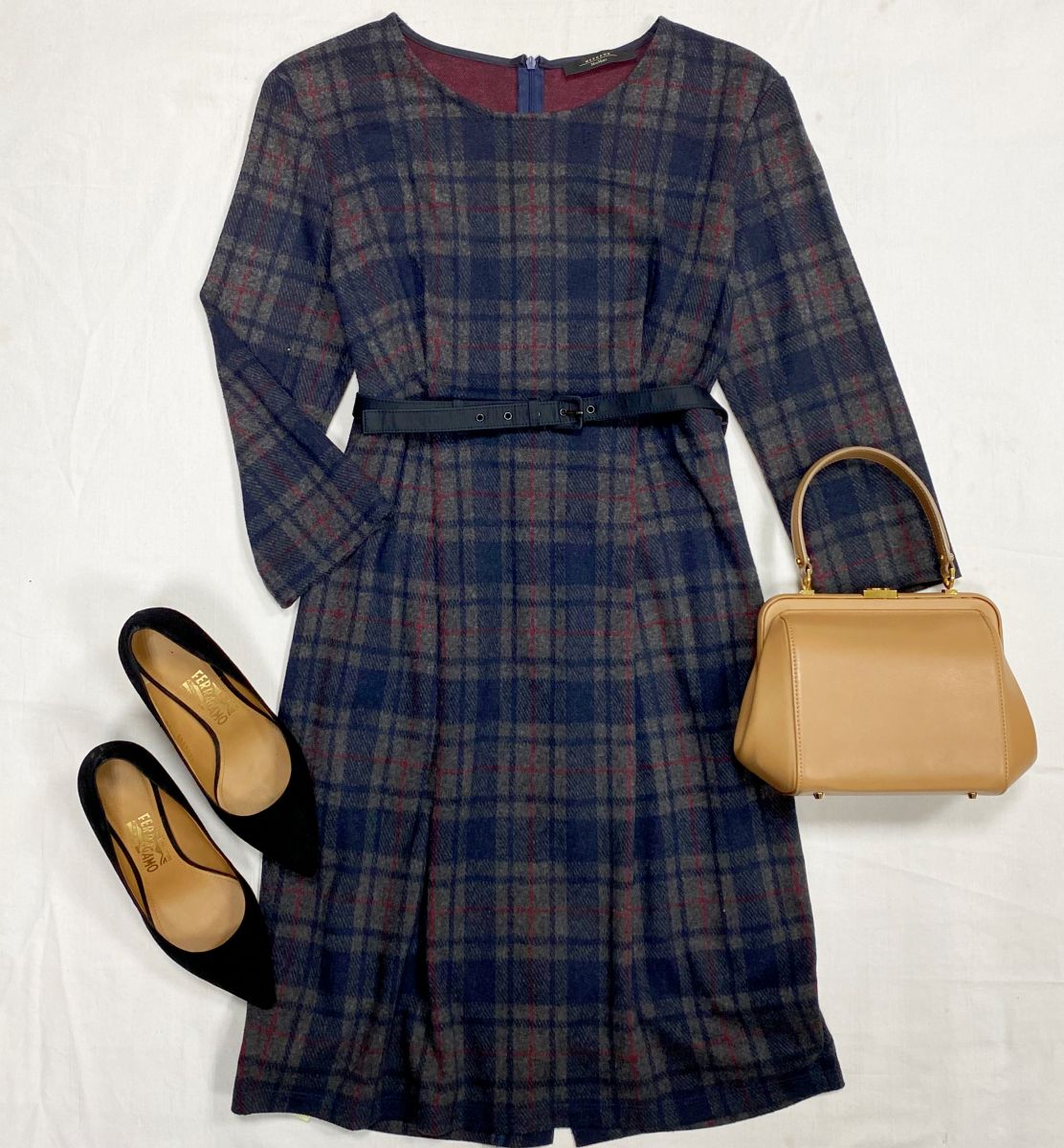 Платье Weekend Max Mara размер 40 цена 4 692 руб 
Туфли Salvatore Ferragamo размер 38 цена 18 769 руб 
Сумка Ulyana Sergeenko