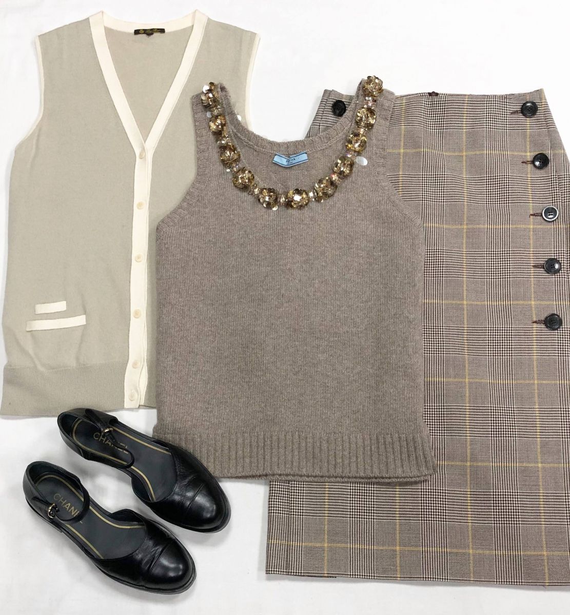 Жилет Prada размер 42 цена 31 310 руб
Жилет размер 44 цена 15 655 руб
Юбка Lam Studio размер M цена 4 697 руб
Туфли Chanel размер 39 цена 78 275 руб