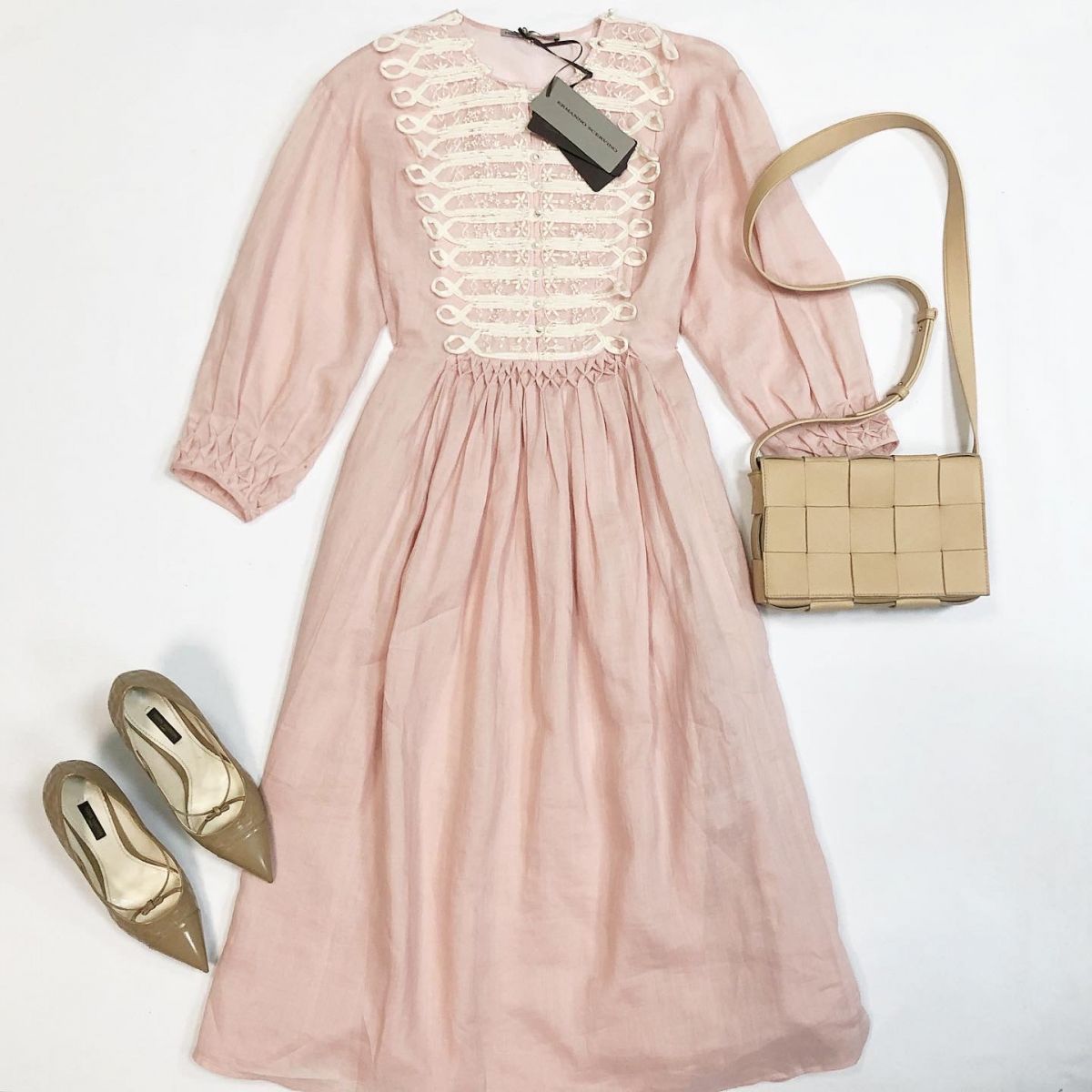 Платье/вышивка/ Ermanno Scervino размер 42 цена 23 078 руб/с биркой/ Туфли Louis Vuitton размер 38 цена 10 770 рубСумка Bottega Veneta