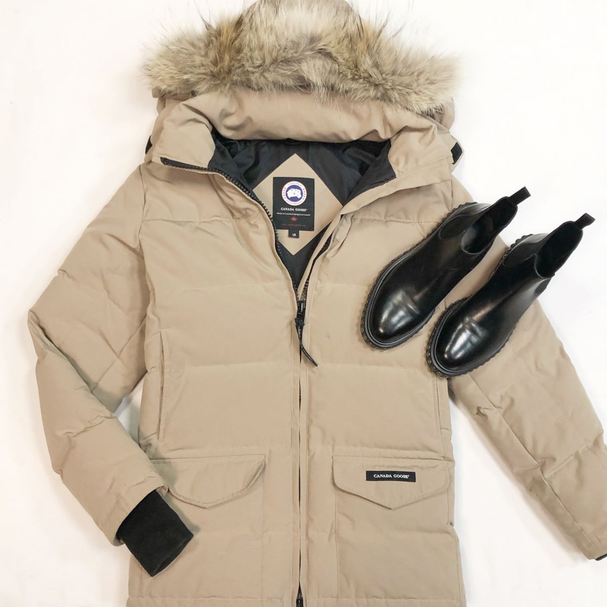 Пуховик Canada Goose размер L цена 23 078 рубБотинки Santoni размер 39 цена 27 693 руб