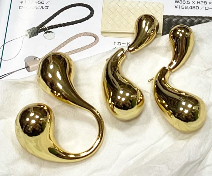 Серьги Bottega Veneta цена 23 483 руб 
Кольцо Bottega Veneta цена 23 483 руб