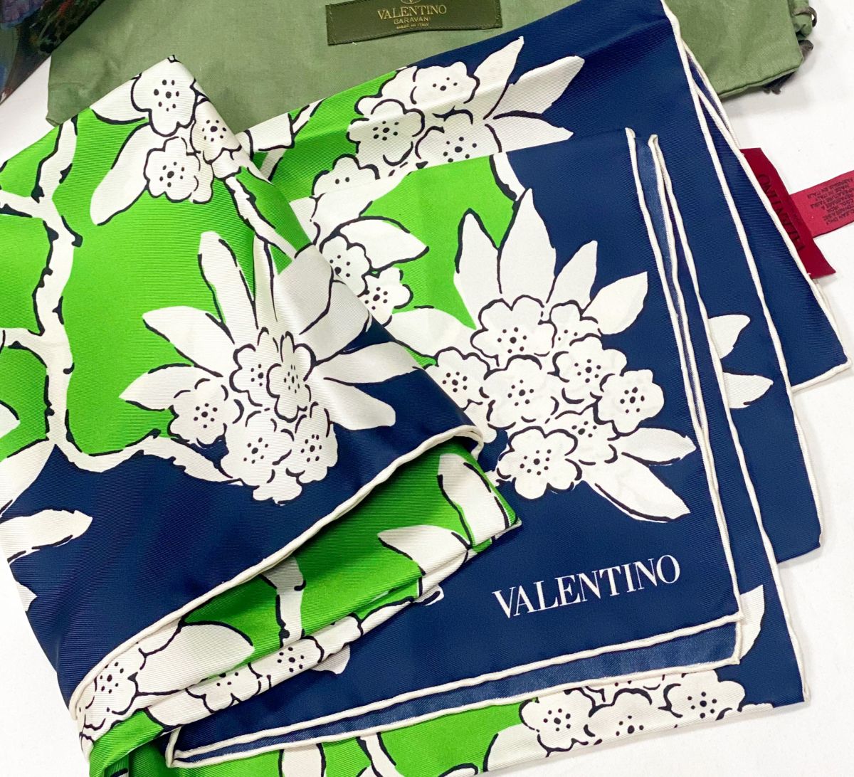 Платок / шелк / Valentino размер 90/90 цена 10 959 руб 