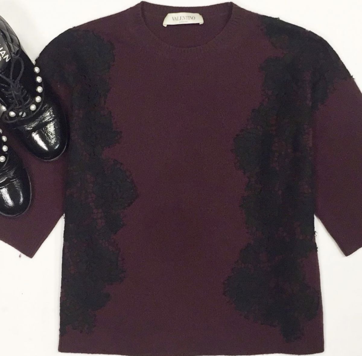 Кофта /шитьё/VALENTINO размер M цена 15 385 рубБотинки CHANEL  размер 38.5 цена 18 463 руб