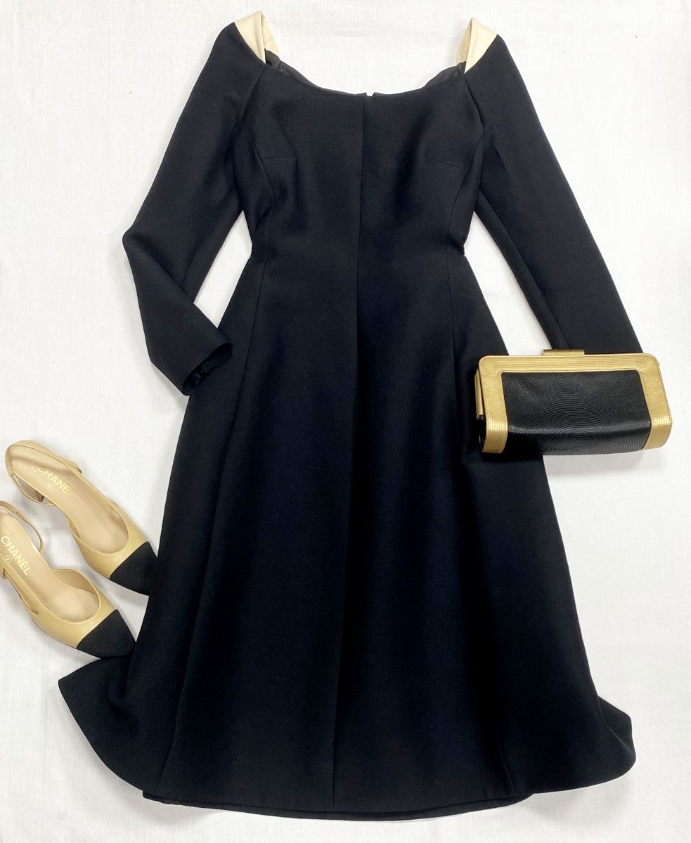 Платье Valentino размер 44 цена 46 965 руб
Туфли Chanel размер 39.5 цена 93 930 руб
Клатч Chanel