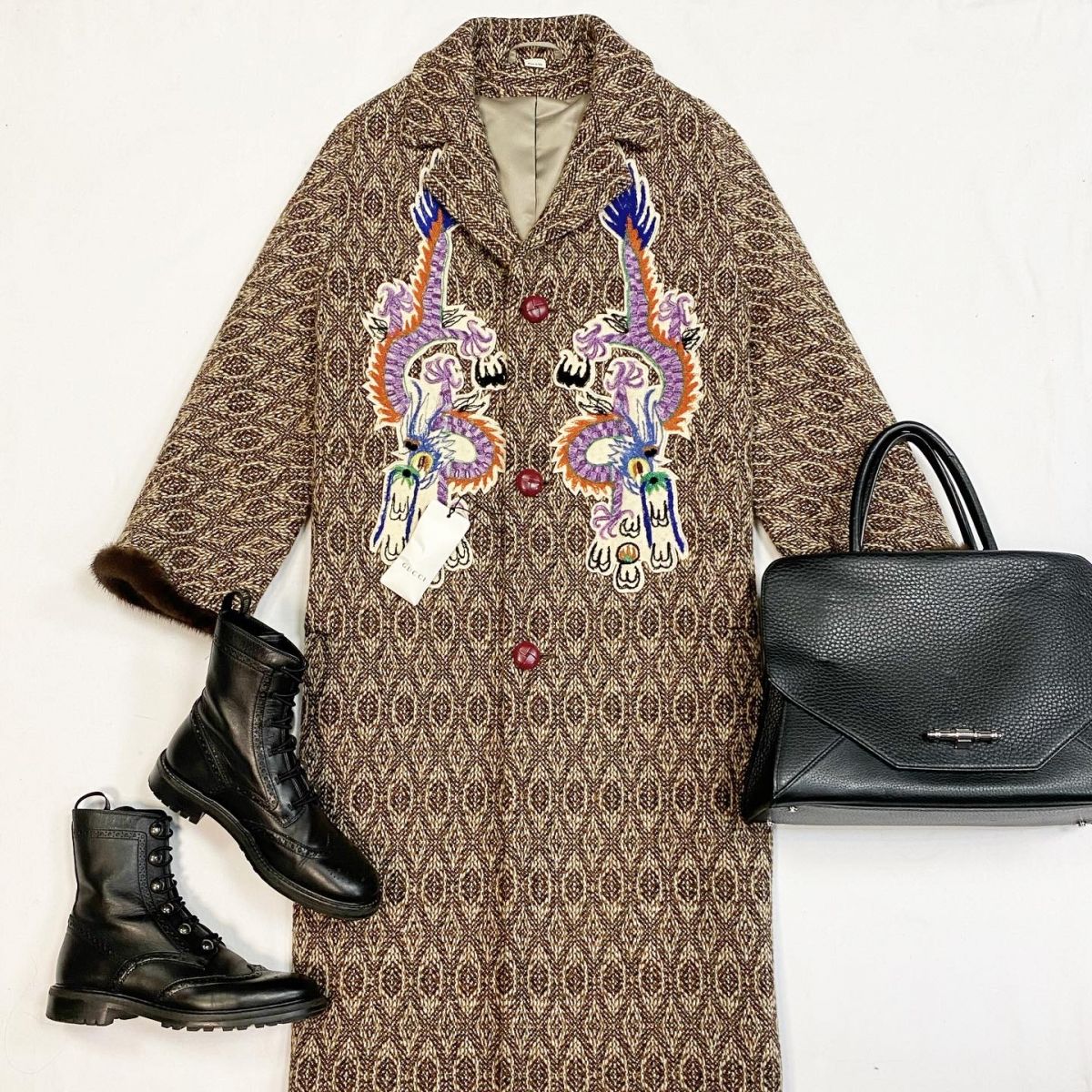 Пальто Gucci размер 46 цена 46 155 руб/с биркой/ Ботинки Dior размер 37.5 цена 30 770 рубСумка Givenchy