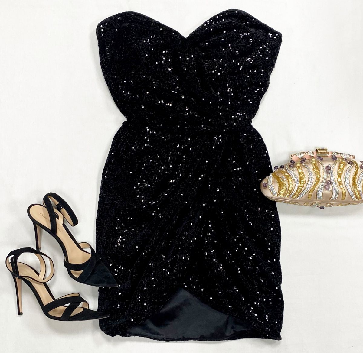 Платье/пайетки Saint Laurent размер 40 цена 70 448 руб
Босоножки Gianvito Rossi размер 38 цена 23 483 руб
Клатч Bvlgari 