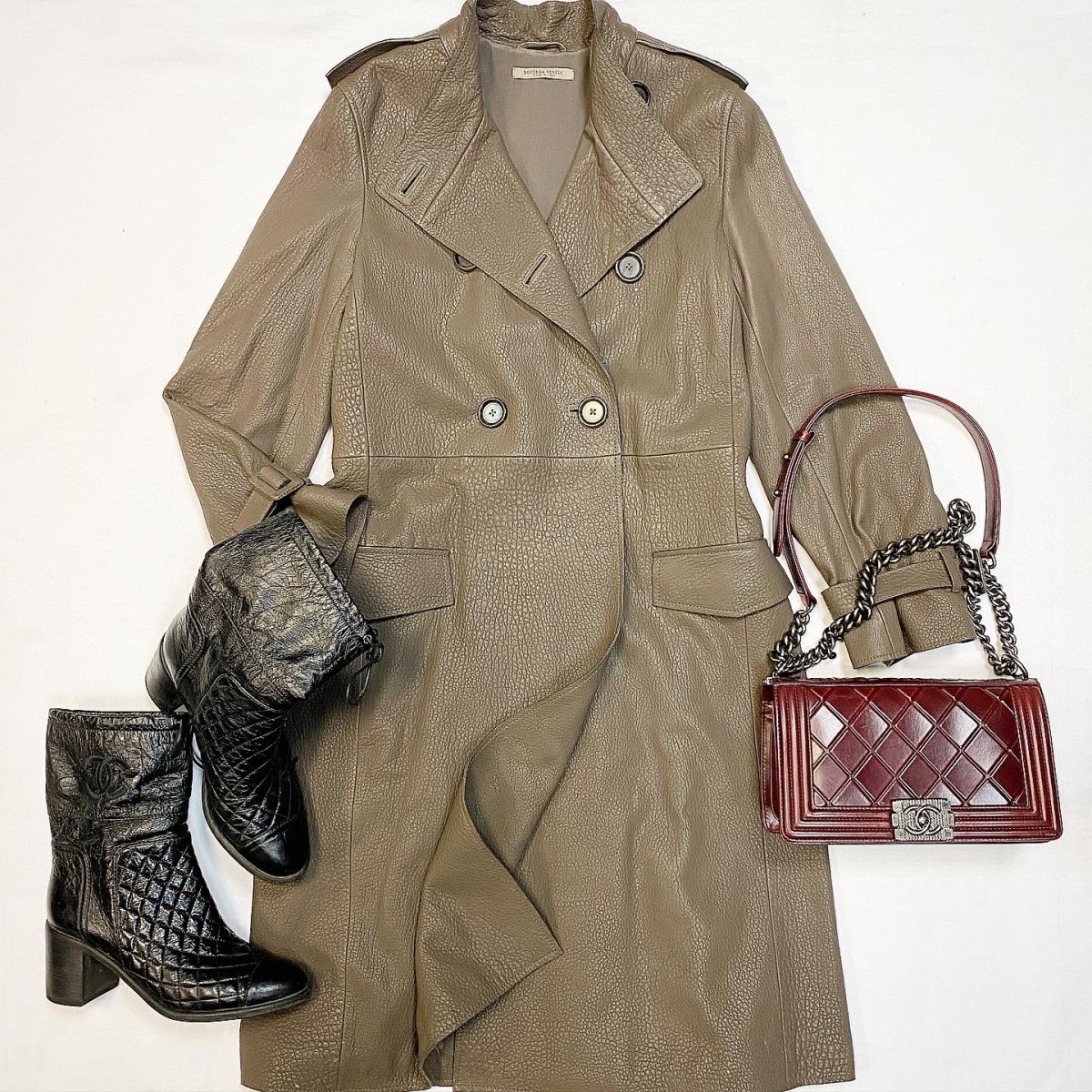 Пальто / кожа / шёлковая подкладка / Bottega Veneta размер 38 / 44 / цена 76 925 руб Сапоги Chanel размер 39.5 цена 30 770 руб Сумка Chanel 