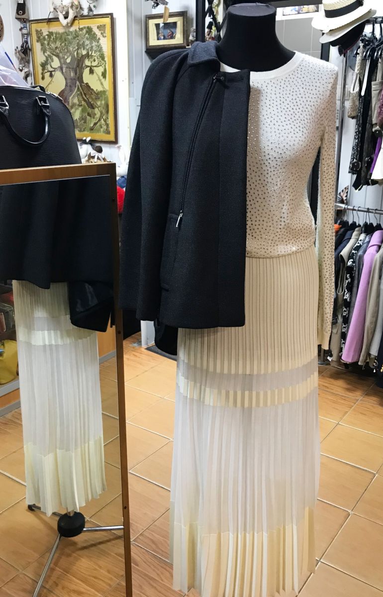 Кофта /камни/ Alice + Olivia размер 40 цена 7 828 руб
Юбка MRZ размер XS цена 7 828 руб
Полупальто Gucci размер 44 цена 23 483 руб