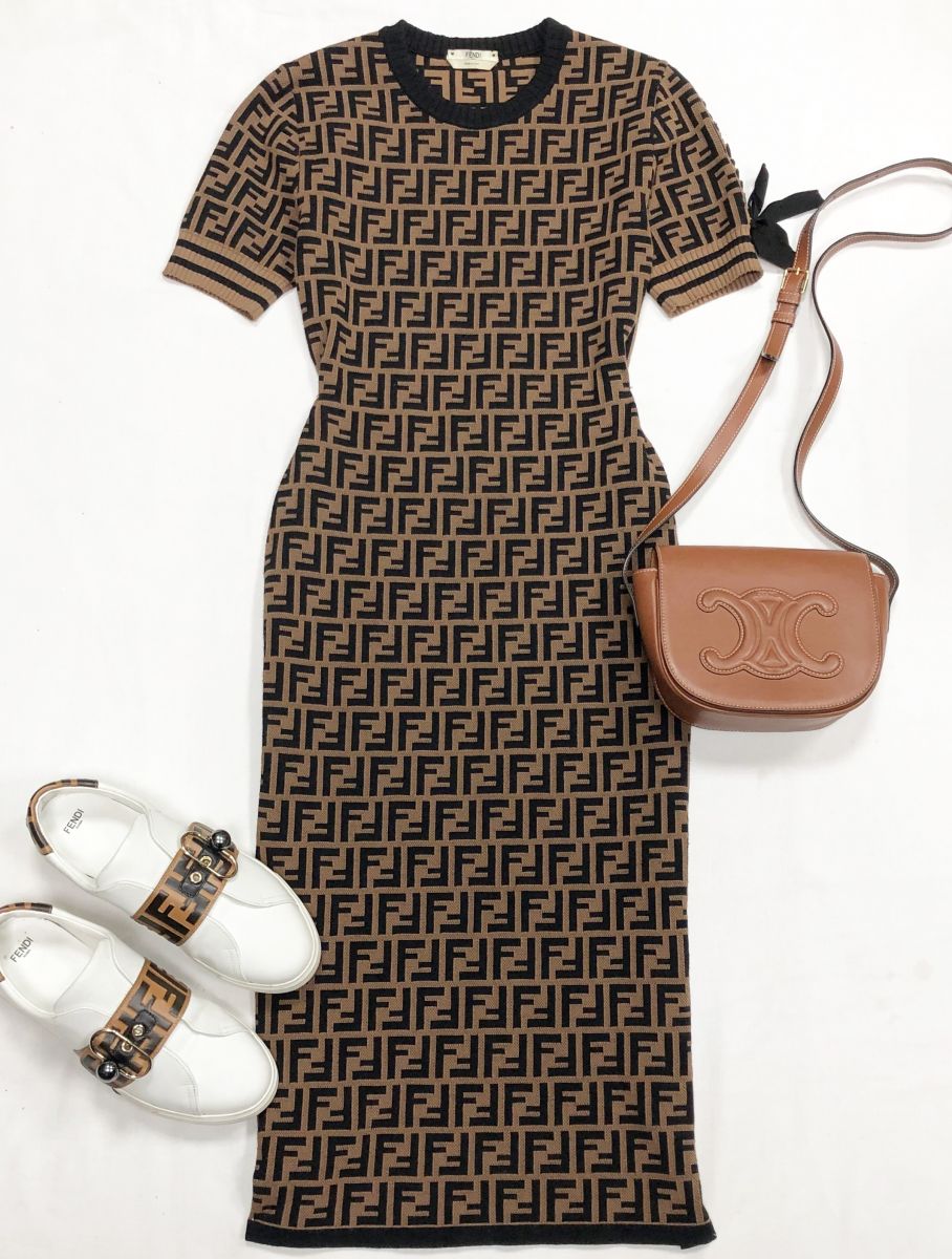 Платье Fendi размер 40 цена 23 483 руб
Кеды Fendi размер 39 цена 23 483 руб
Сумка Celine