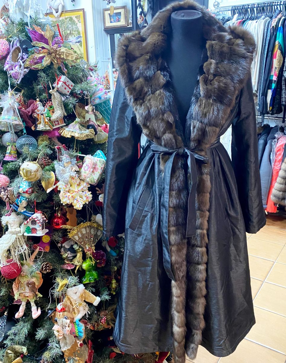 Шуба/ двухсторонняя/ отделка соболь/ размер 42 цена 187 860 руб