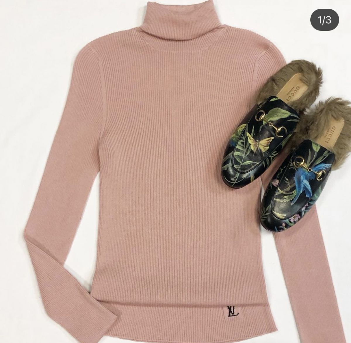 Водолазка LOUIS VUITTON  размер S цена 23 077 рубМюли GUCCI размер 37 цена 26 155 руб