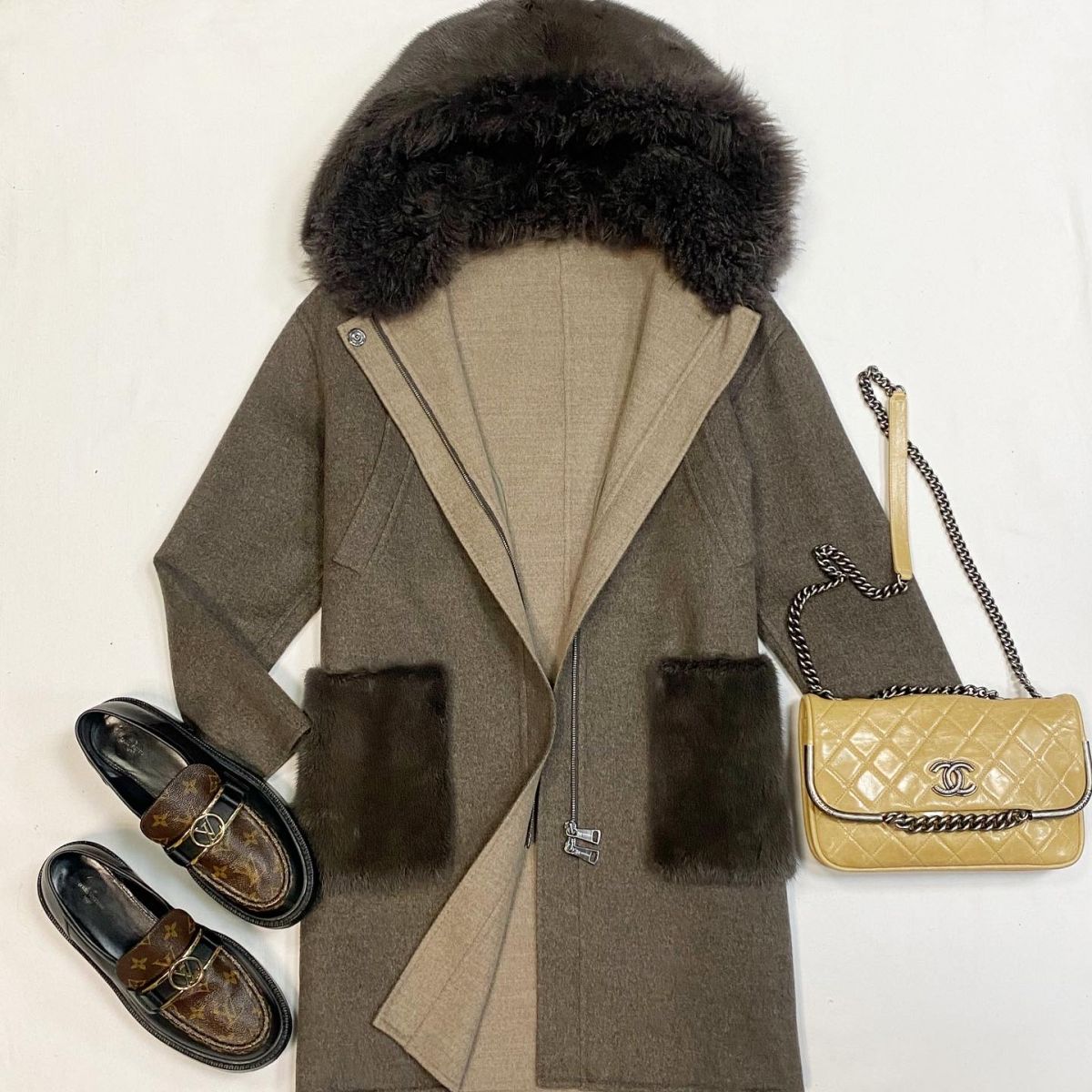 Пальто/кашемир/  мех норки/ Manzoni 24 цена 153 850 руб
Лоферы Louis Vuitton размер 41 цена 53 848 руб
Сумка Chanel