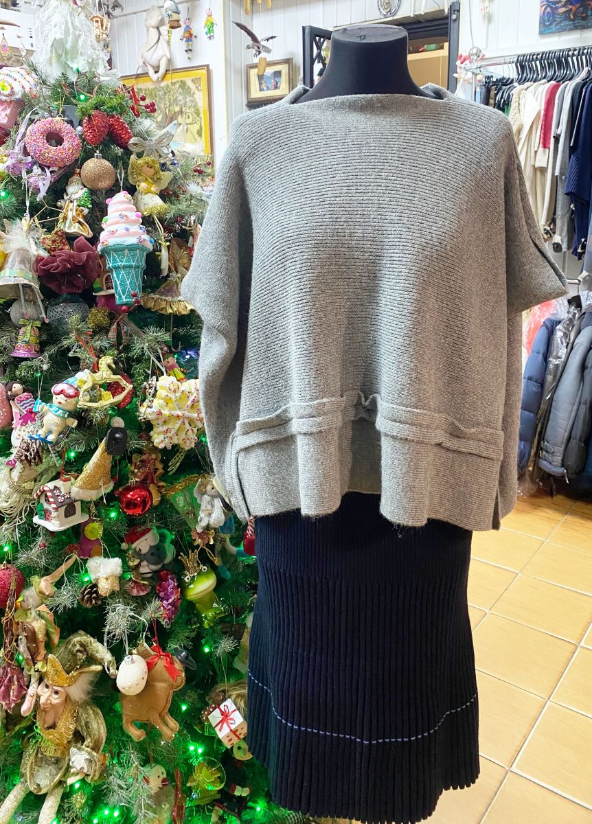 Кофта Ysl размер 42 цена 7 828 руб
Юбка Victoria Beckham размер 42 цена 4 697 руб