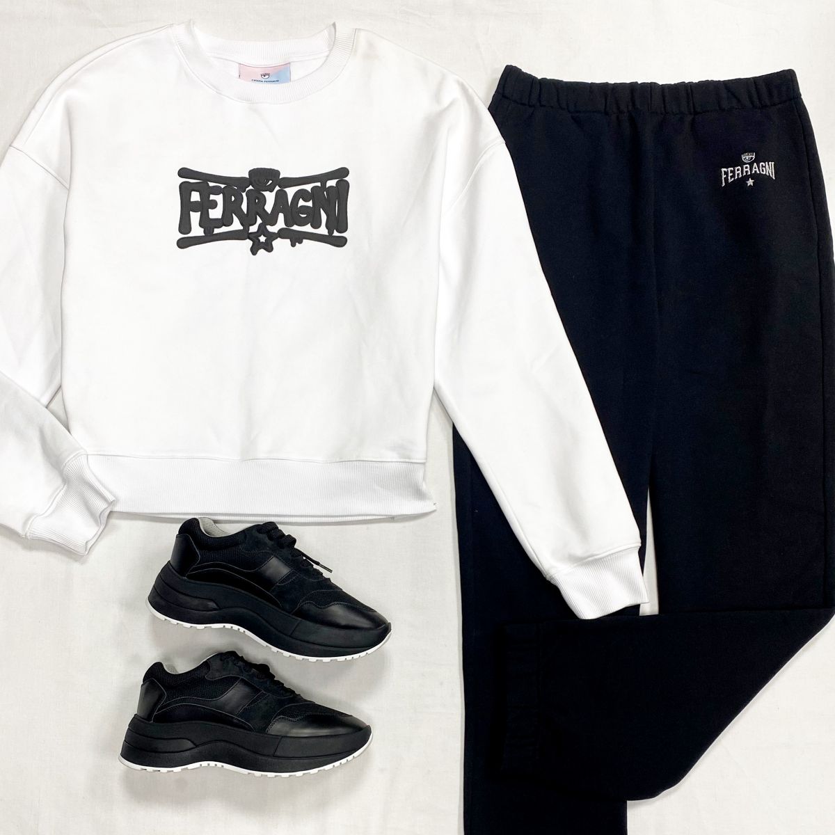 Костюм Chiara Ferragni размер L цена 12 524 руб
Кроссовки Celine размер 36 цена 39 138 руб